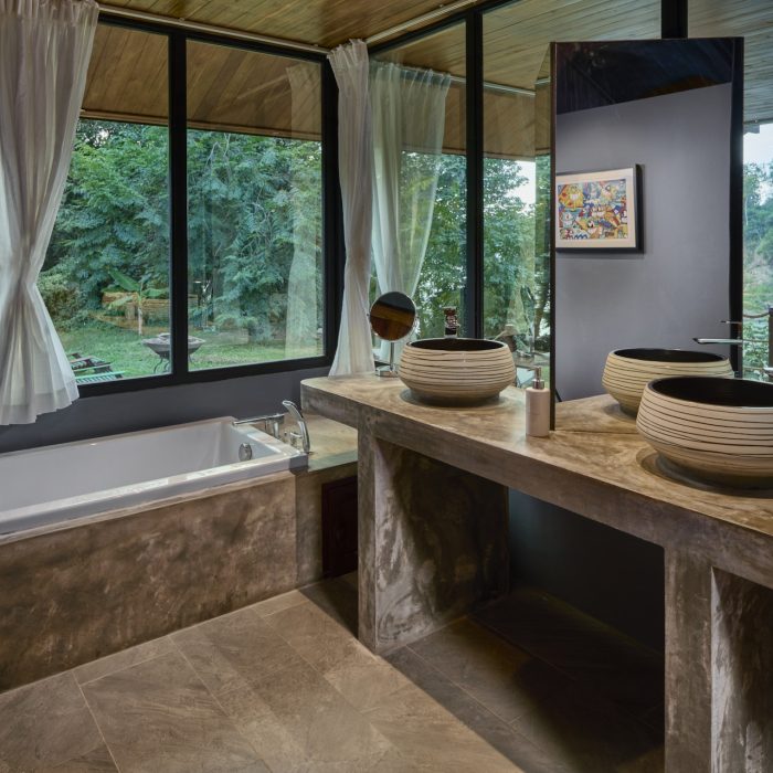 River Suite Bathroom MR bdv